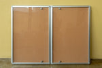 Tablero de anuncios de corcho con cerradura para exteriores – 48 x 36 pulgadas - 121 x 91 cm