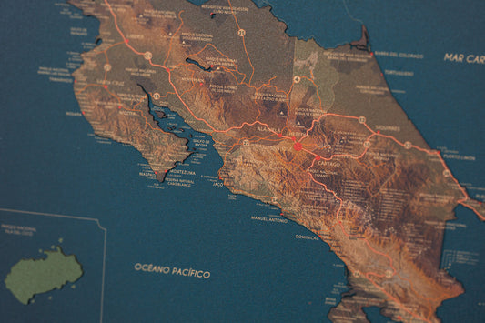 Mapa de Costa Rica en Corcho Natural · Colección Relieve · 110 × 80 cm · Versión #5 · Altitudes y Cordilleras