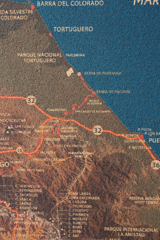Mapa de Costa Rica en Corcho Natural - Colección Impresos · Edición Especial Camino de Costa Rica · 110 × 80 cm