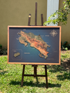 Mapa de Costa Rica en Corcho Natural · Colección Relieve · 110 × 80 cm · Versión #5 · Altitudes y Cordilleras