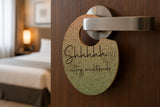 Colgadores Premium para Puertas de Hotel y Airbnb en Corcho y Madera Personalizados