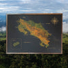 Mapa de Costa Rica en Corcho Natural · Colección Relieve · 110 × 80 cm · Versión #5 · Altitudes y Cordilleras